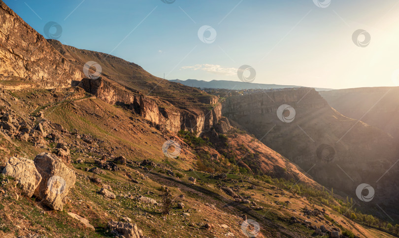 Скачать Скалистые горы и утренний свет солнца. фотосток Ozero