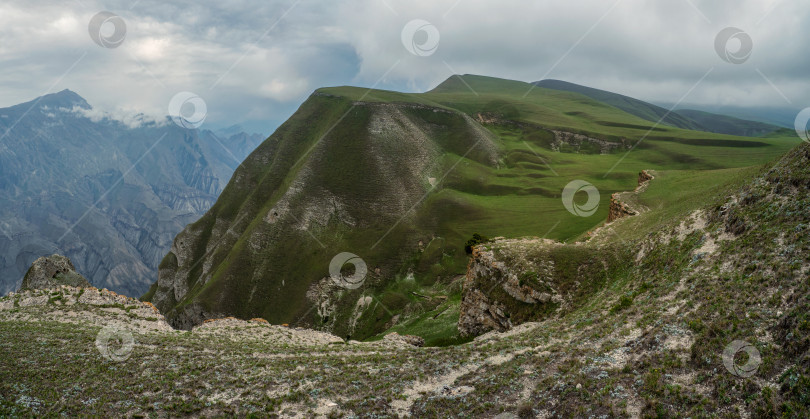 Скачать Прекрасный панорамный пейзаж на дождливом высокогорном плато. фотосток Ozero