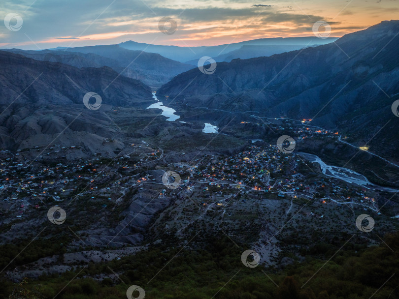 Скачать Вечерний вид на горное село в Дагестане. Город в фотосток Ozero