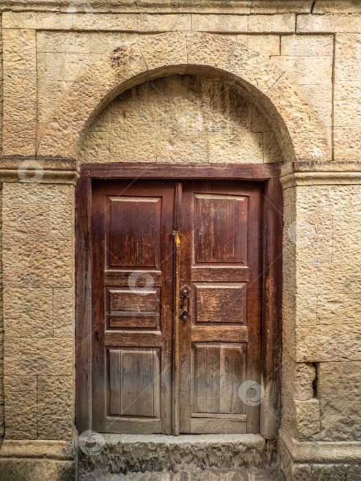Скачать Старинная коричневая деревянная дверь в аутентичной горной деревне. фотосток Ozero