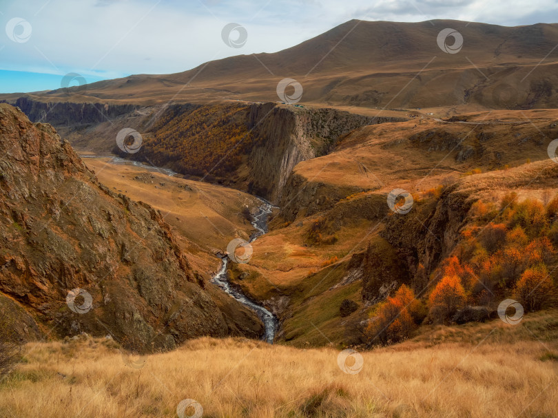 Скачать Осенние горы туманным утром. Долина Гиль-Су на Северном Кавказе, Россия. Прекрасный осенний пейзаж фотосток Ozero