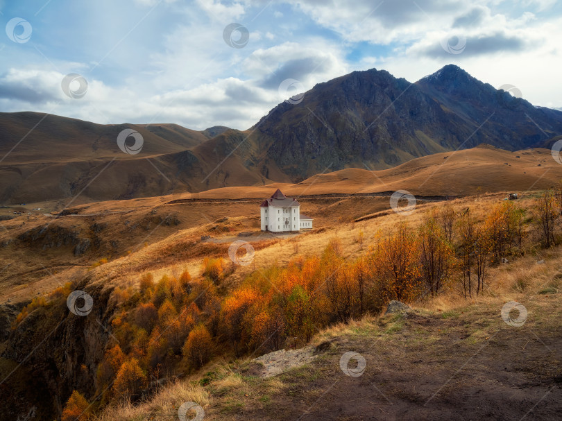 Скачать Прекрасный осенний пейзаж с долиной Гиль-Су. Кавказская гора фотосток Ozero