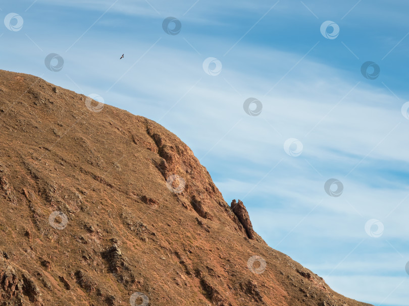 Скачать Минималистичный альпийский пейзаж с диагональным горным хребтом под голубым небом. Живописный солнечный горный пейзаж с высоким горным хребтом в солнечном свете. фотосток Ozero