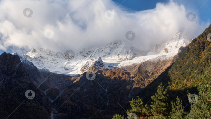 Скачать Панорама заснеженного горного хребта Таймази в Северной Осетии. фотосток Ozero