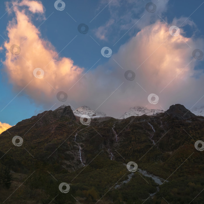 Скачать Цветное облако над ночными горами. Огненное облако вечером фотосток Ozero