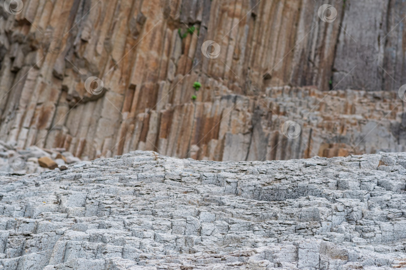 Скачать естественный скальный фон, вулканический столбчатый сочлененный базальт фотосток Ozero