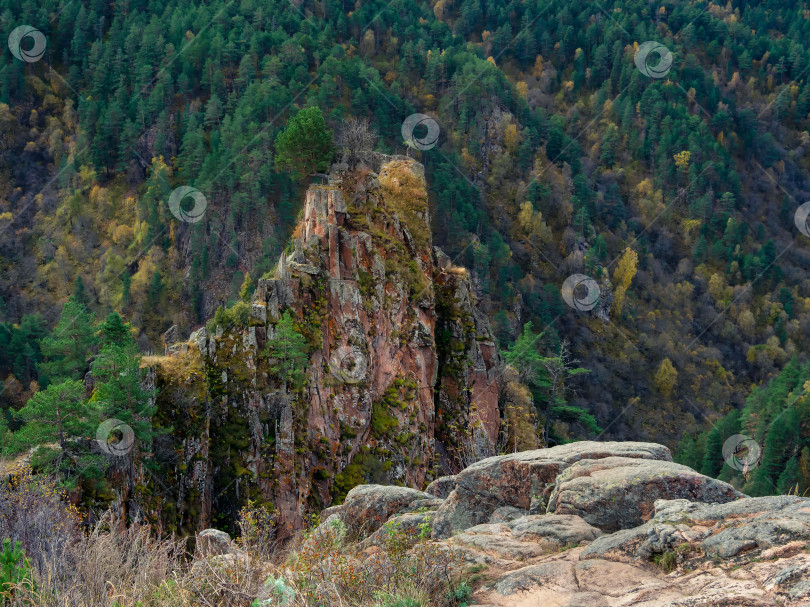 Скачать Скалистый выступ. Перспектива скалистого выступа. Край обрыва фотосток Ozero