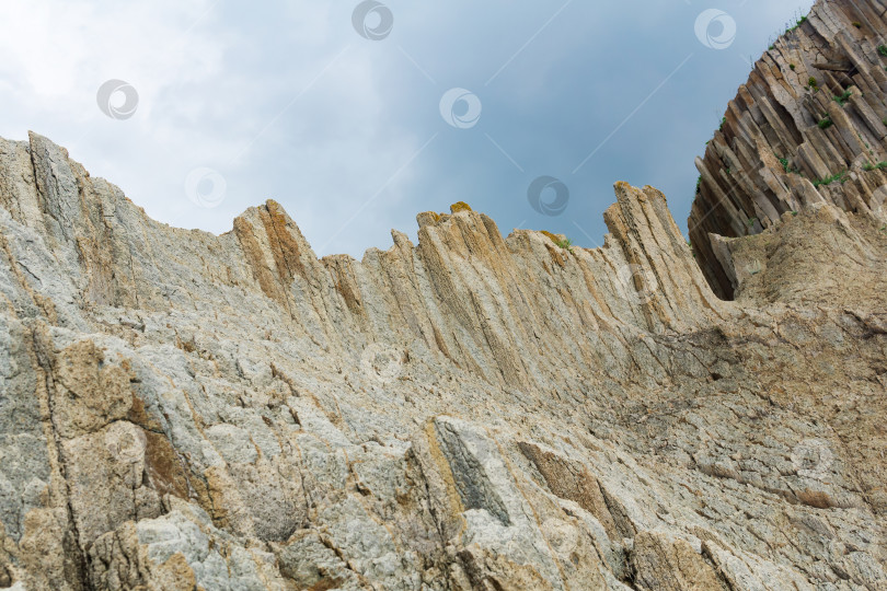 Скачать удивительный пейзаж столбчатых вулканических базальтовых скал на острове Кунашир фотосток Ozero