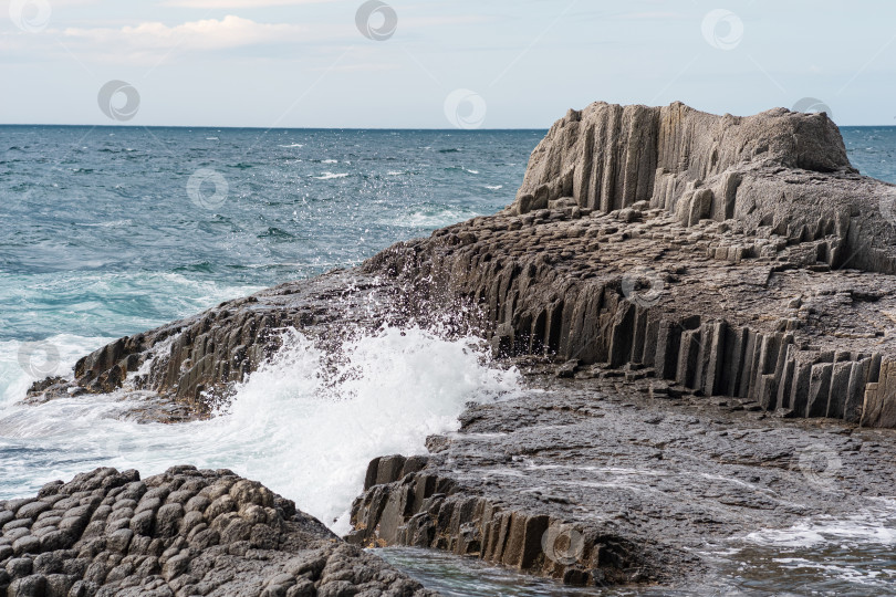 Скачать скалы, образованные столбчатым базальтом среди морского прибоя, мыс Столбчатый на острове Кунашир фотосток Ozero