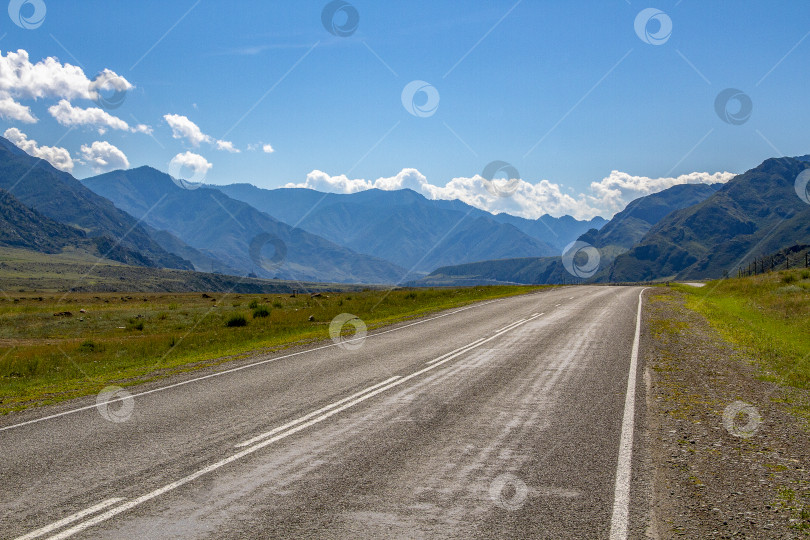 Скачать Прямая автомобильная дорога ведёт в горы. Прямая дорога, ведущая в горы фотосток Ozero