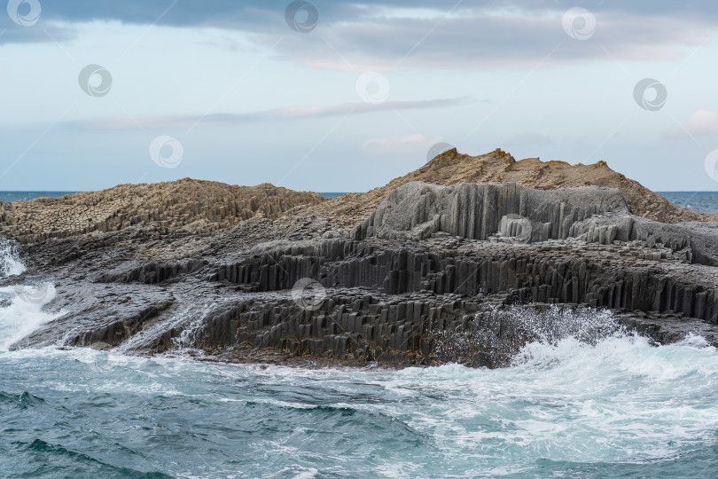 Скачать скалы, состоящие из столбчатого базальта, среди морского прибоя, мыс Столючий на острове Кунашир фотосток Ozero