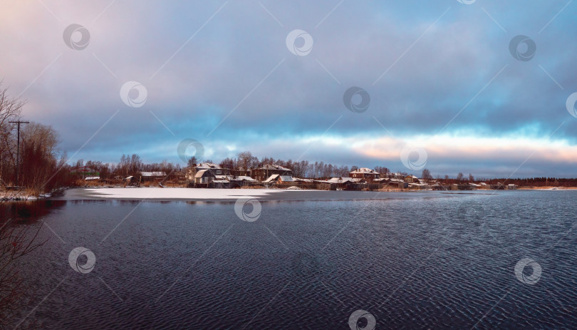 Скачать Панорамный зимний вид со старыми домами на берегу заснеженного озера. Аутентичный северный город Кем зимой. Россия фотосток Ozero
