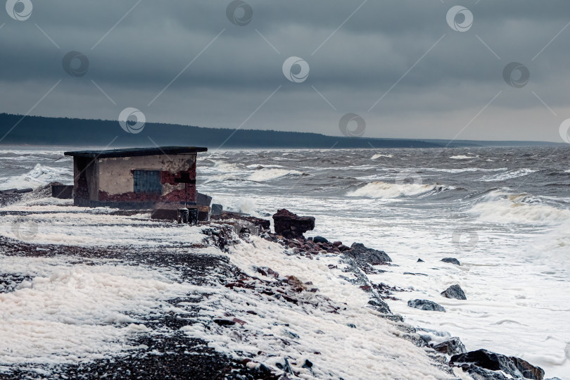 Скачать Штормовые зимние волны на Белом море. Драматический морской пейзаж. фотосток Ozero