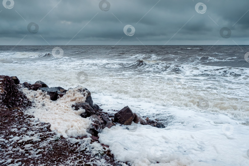 Скачать Штормовые зимние волны на Белом море. Драматический морской пейзаж. фотосток Ozero