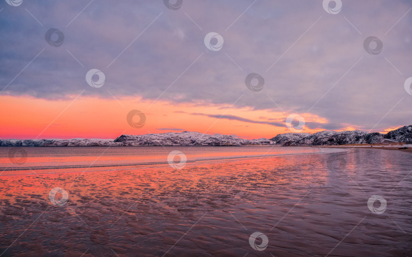 Скачать Удивительный полярный пейзаж на рассвете с белым заснеженным горным хребтом на горизонте. Панорамный вид на Северный Ледовитый океан фотосток Ozero