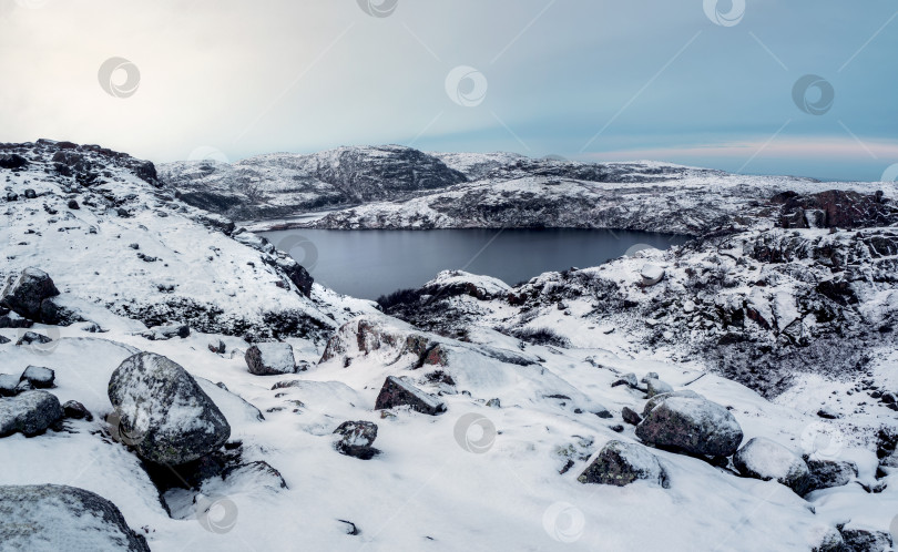 Скачать Чистое горное озеро, панорамный зимний вид. фотосток Ozero