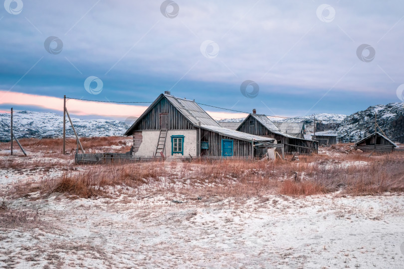 Скачать Заброшенная деревня в тундре. Старинная аутентичная деревня Териберка. фотосток Ozero