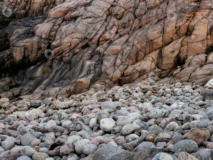 Скачать Скальные образования и галька. Волновая текстура, скальное образование в Баренцевом море фотосток Ozero
