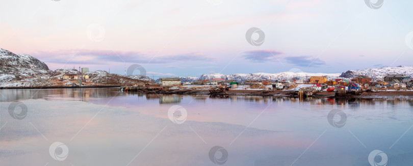Скачать Широкая панорама арктической рыбацкой деревни. Удивительный вид на зимнюю Териберку фотосток Ozero