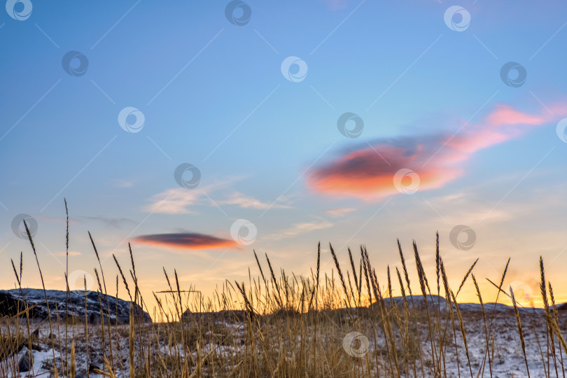 Скачать Облако, похожее на НЛО. Линзовидное облако над землей. Арктическое побережье. фотосток Ozero