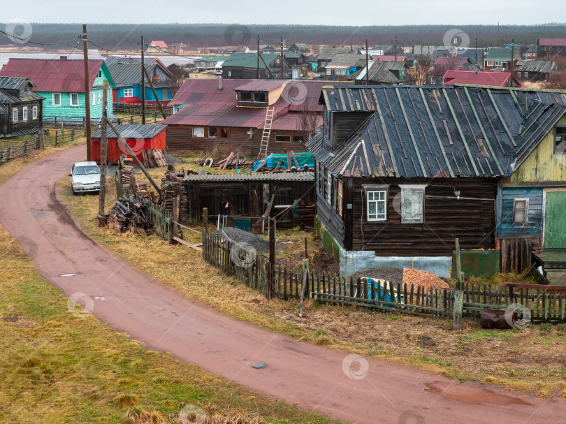 Скачать Небольшая аутентичная деревушка на побережье Белого моря. Кашкаранцинский рыболовецкий колхоз. Кольский полуостров. Россия. фотосток Ozero