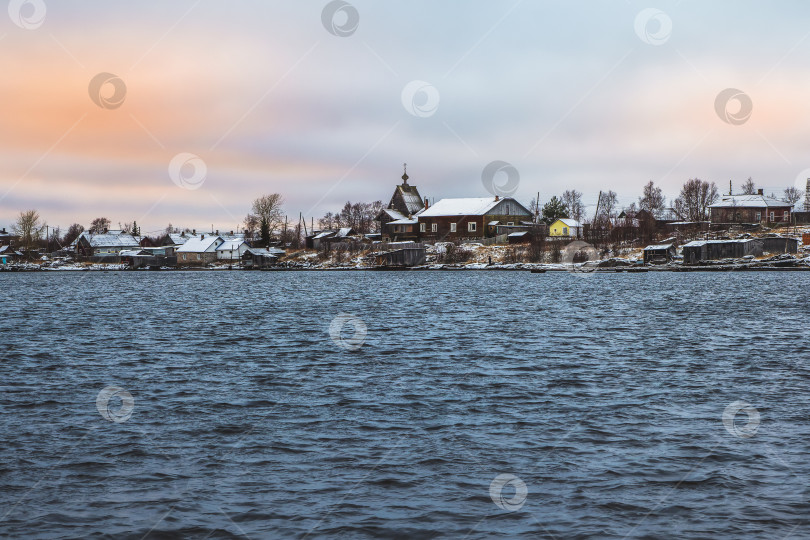 Скачать Аутентичный северный город Кемь на берегу Белого моря. фотосток Ozero