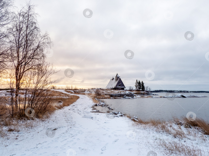 Скачать Вид на остров со старым деревянным рыбацким домиком. Север России, аутентичный ландшафт. фотосток Ozero