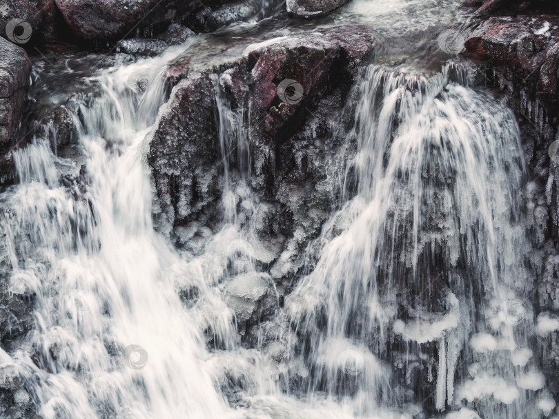 Скачать Замерзший водопад со льдом. Зимний фон. фотосток Ozero