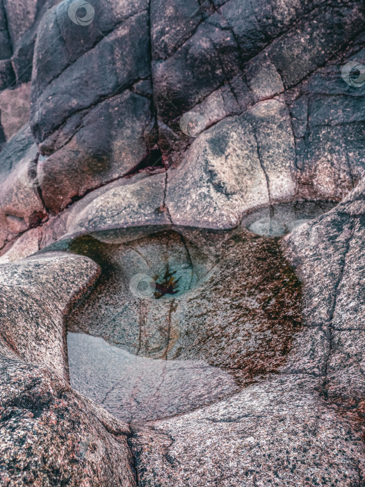 Скачать Ландшафт с уникальным горным образованием. Причудливый камень, наполненный водой. фотосток Ozero
