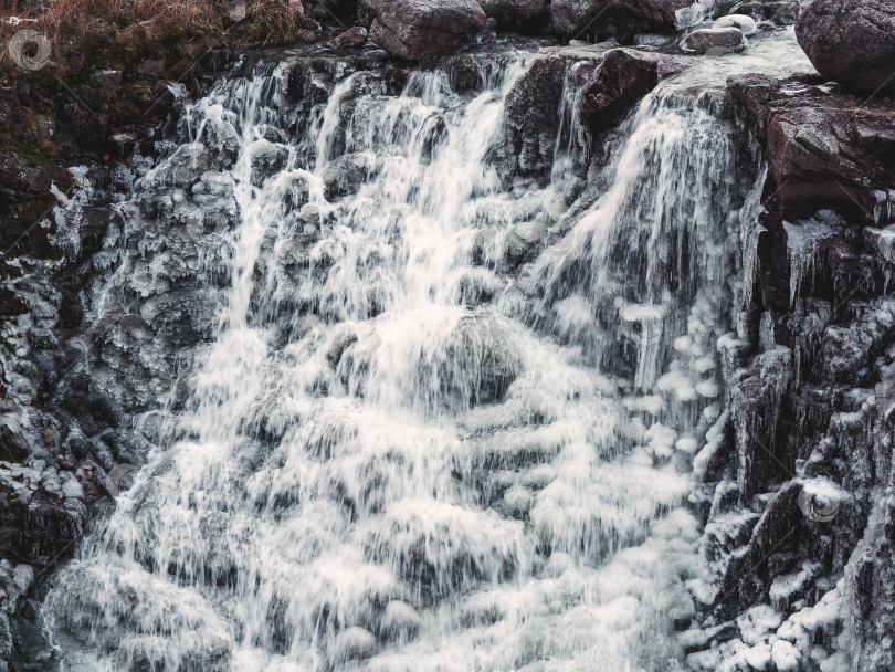 Скачать Замерзший горный водопад. Водопад со льдом. Зимний фон фотосток Ozero