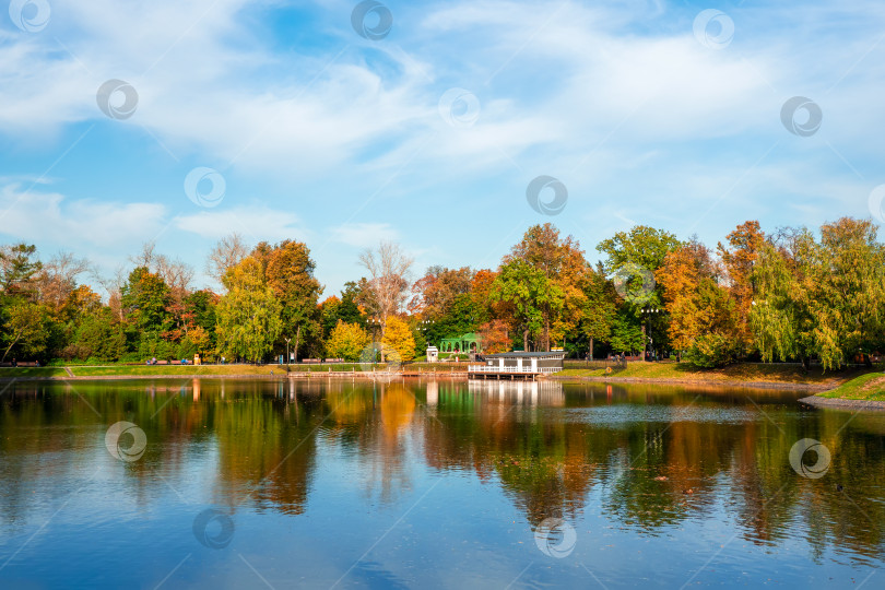Скачать Красивый Останкинский парк в Москве, осенний пруд с пирсом и отражением в воде фотосток Ozero