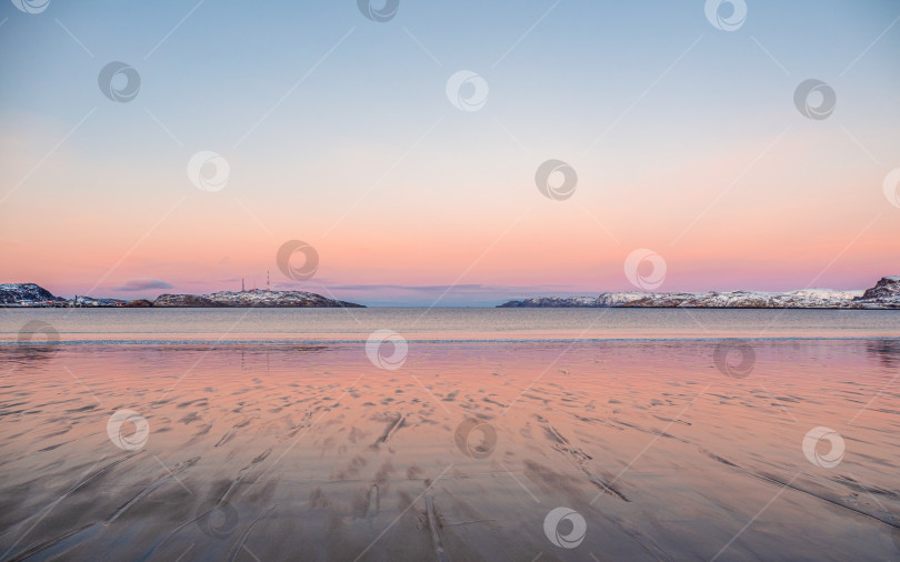 Скачать Прекрасный розовый закат над Северным Ледовитым океаном. Полуостров с заснеженными холмами на горизонте. Морской минималистичный пейзаж. фотосток Ozero