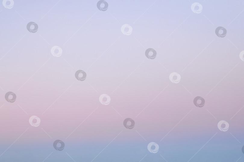 Скачать Естественное небо на размытом розово-голубом градиентном фоне. фотосток Ozero