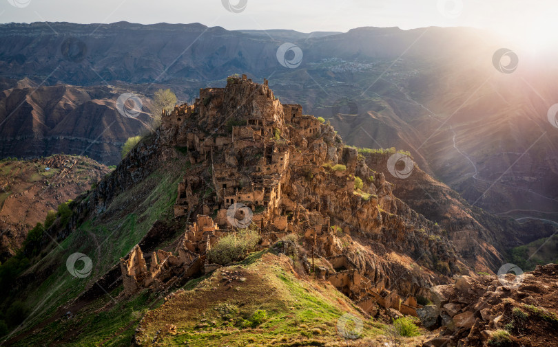 Скачать Старый заброшенный город-призрак Гамсутль, Дагестан, Россия. фотосток Ozero