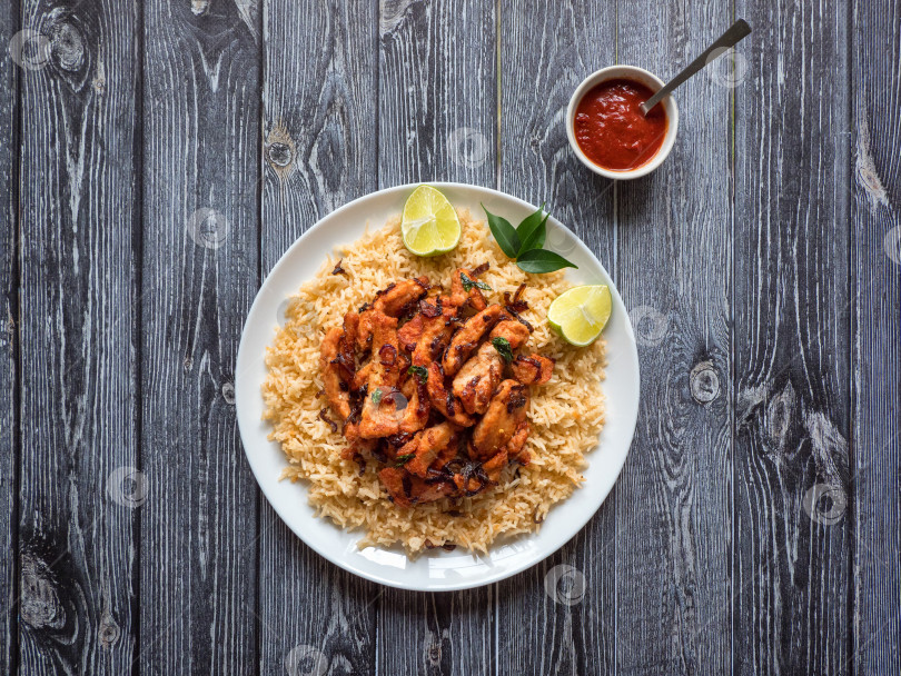 Скачать Пикантное жаркое из курицы с рисом басмати. Блюдо из Южной Индии фотосток Ozero