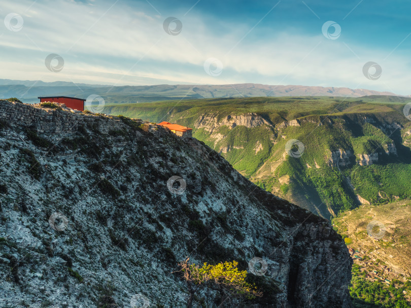 Скачать Одинокий дом на скале в горах Кавказа. фотосток Ozero