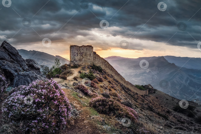 Скачать Впечатляющий восход солнца в древней крепости на вершине горы. Крепость Гуниб является историческим памятником Дагестана. фотосток Ozero
