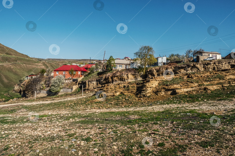 Скачать Дома на скале. Тяжелые условия жизни. Аутентичная дагестанская горная деревня. фотосток Ozero