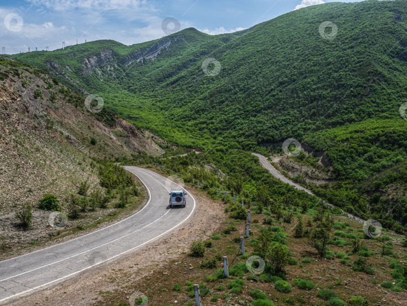 Скачать Серебристый автомобиль на горном серпантине. фотосток Ozero