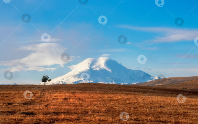 Скачать Панорамный вид на прекрасный пейзаж с широким пространством фотосток Ozero