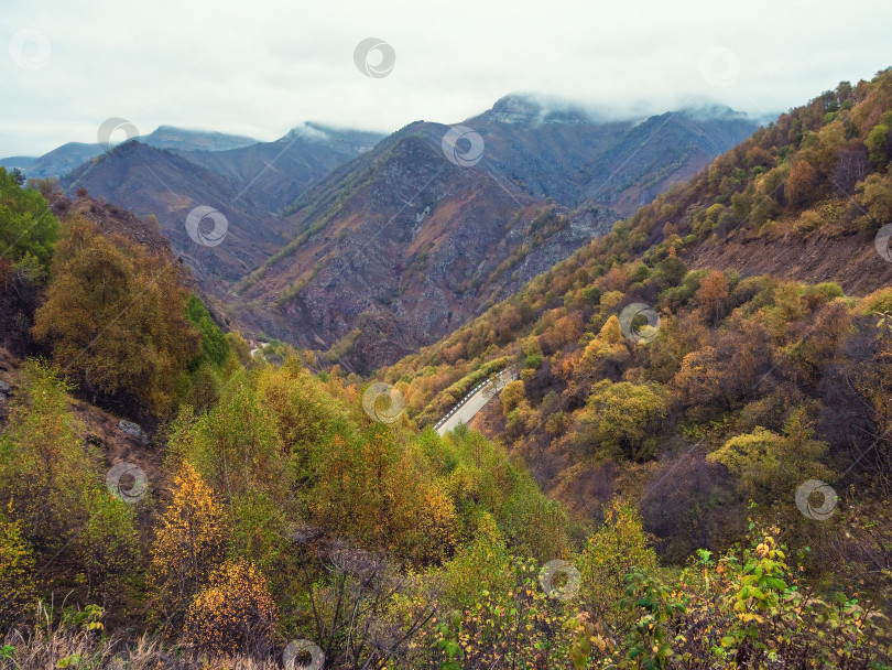 Скачать Виден узкий участок горного серпантина фотосток Ozero