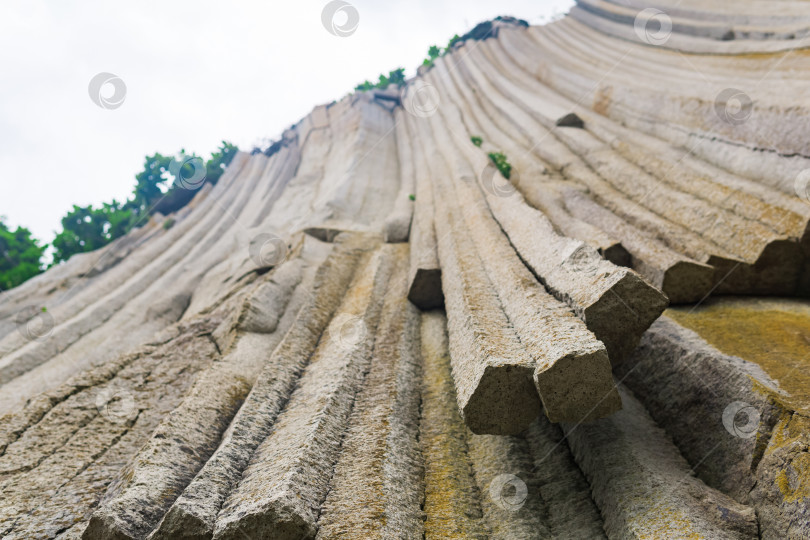 Скачать базальтовые колонны, образующие прибрежную скалу на мысе Столбчатый на острове Кунашир, крупным планом фотосток Ozero