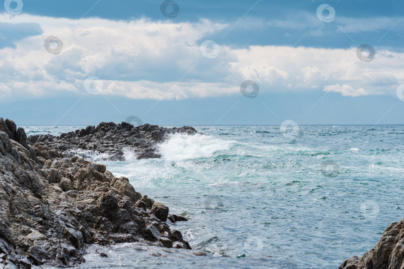Скачать прибрежные скалы, состоящие из столбчатого базальта, среди морского прибоя, мыс Столючий на острове Кунашир фотосток Ozero