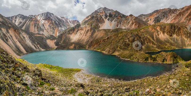 Скачать Голубое ледниковое озеро высоко в горах. Атмосферный зеленый пейзаж с озером в высокогорной долине. Алтайские горы. фотосток Ozero