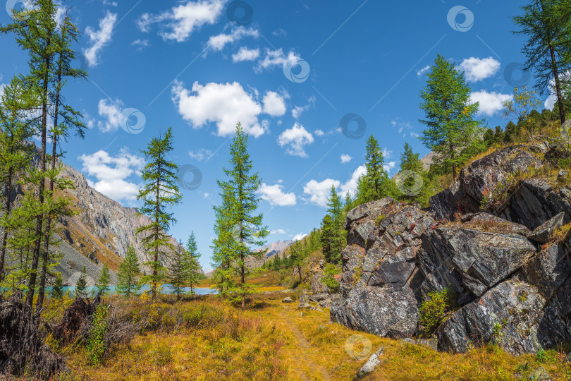 Скачать Удивительный чистый горный пейзаж с гранитными валунами. фотосток Ozero