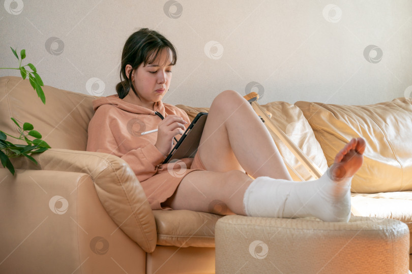 Ноги, лежащей на диване женщины