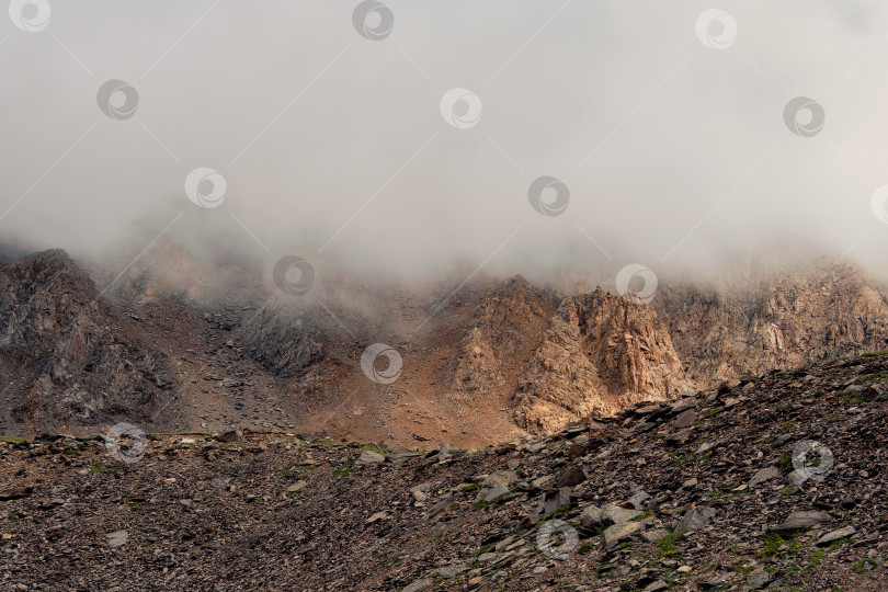 Скачать Горы в густом тумане. Мистический пейзаж с красивыми острыми скалами фотосток Ozero