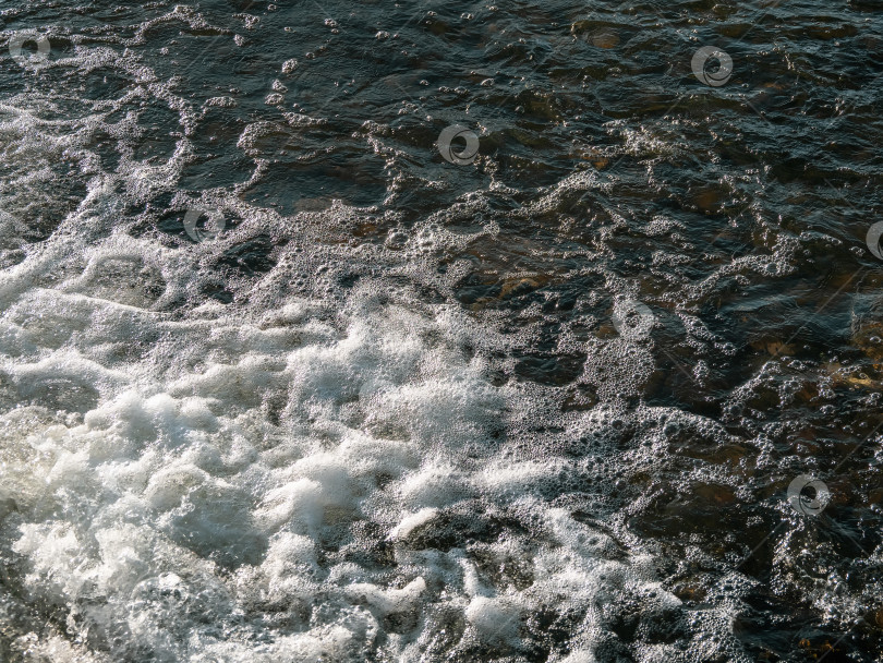 Скачать Текстура струящейся воды. Белая водяная пена, небольшой водопад, водный фон. фотосток Ozero