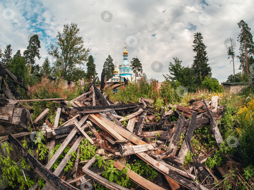 Скачать Белая новая церковь за руинами. Груда досок, руины деревни, новая жизнь через веру. фотосток Ozero