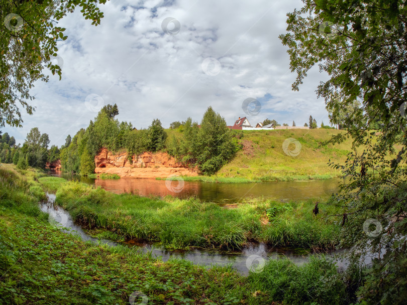 Скачать Живописный красный берег реки Оредеж. фотосток Ozero